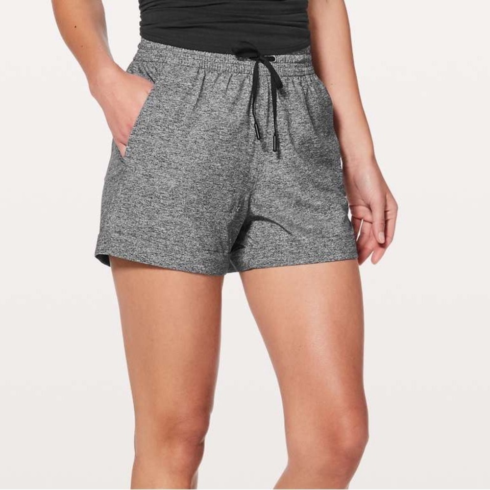 Lululemon Spring Break Away Short 4-way Stretch 3"
Heather Lux Multi Black Sz 2